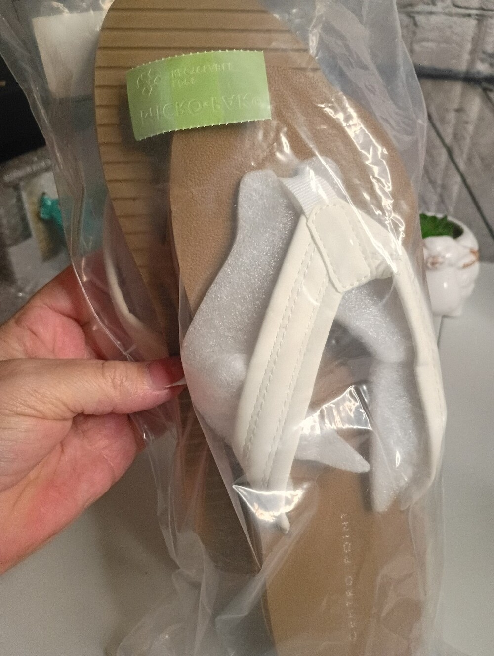 CentroPoint Women's T-strap Flat Flip Flops New In Package Size 9 - Picture 4 of 5